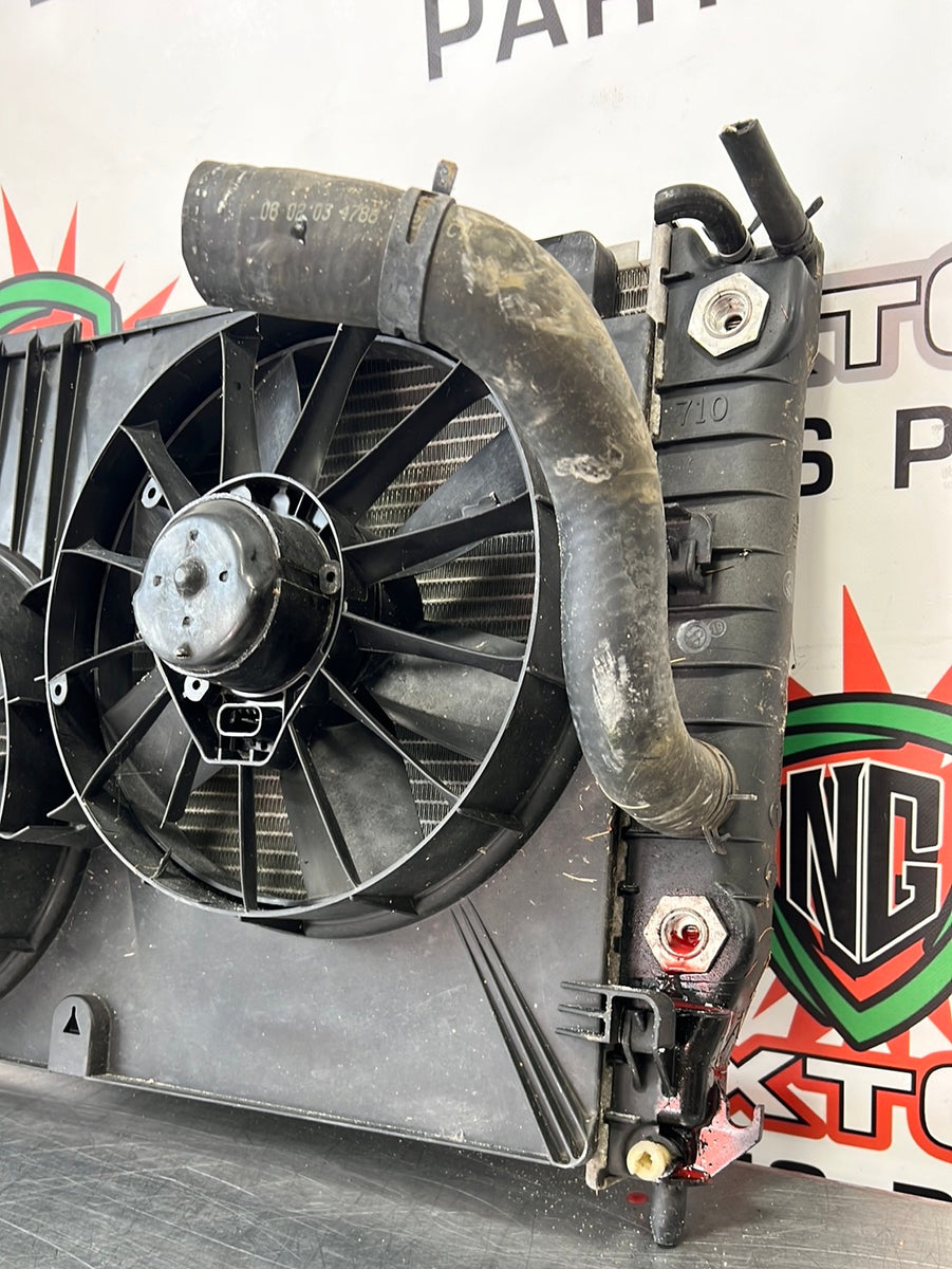 01 04 C5 CORVETTE OEM AUTOMATIC RADIATOR WITH FAN SHROUD 10449531 V