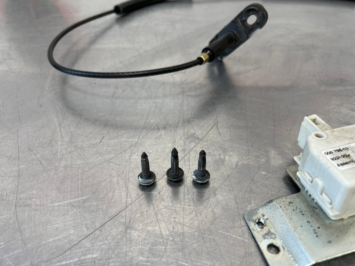 04 06 PONTIAC GTO FUEL DOOR RELEASE ASSEMBLY 92210031 560