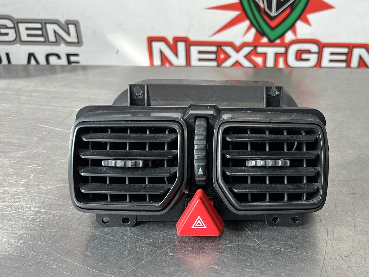 04 06 PONTIAC GTO CENTER DASH AC VENT HAZARD LIGHT OEM 92084219 247