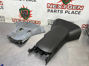 2005 C6 CORVETTE USED OEM ARM REST / CENTER CONSOLE BLACK with PAD 15884794 #562