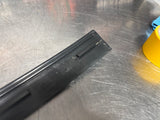 04 -06 PONTIAC GTO EXTERIOR B PILLAR WINDOW TRIM LH SIDE 92093111 OEM #1438