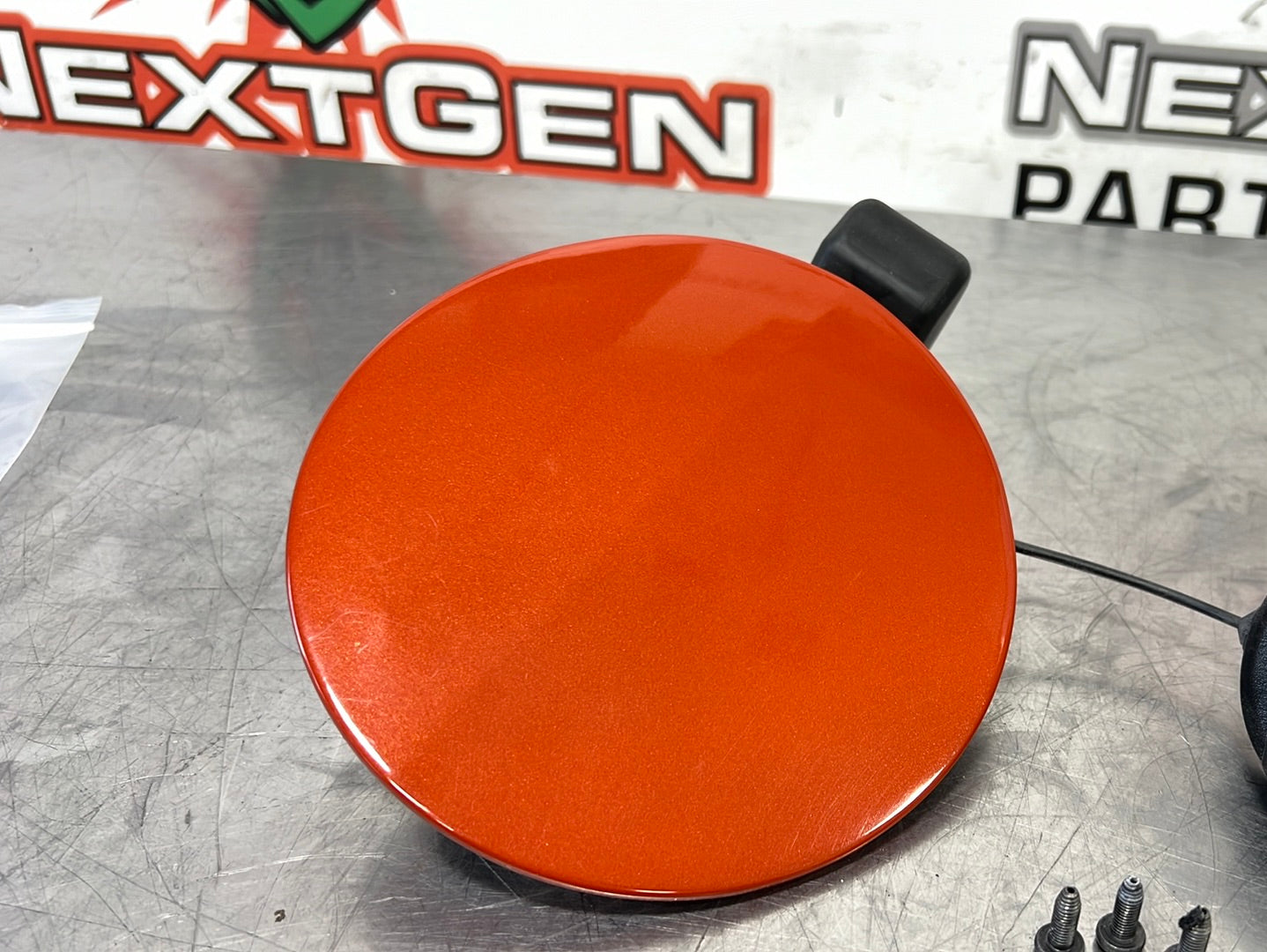 08 - 09 PONTIAC G8 GT FUEL DOOR GAS CAP COVER LID ASSEMBLY