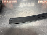 04 -06 PONTIAC GTO EXTERIOR B PILLAR WINDOW TRIM LH SIDE 92093111 OEM #1438