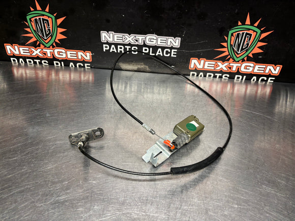 04 - 06 PONTIAC GTO FUEL DOOR RELEASE ASSEMBLY 92210031 #1191