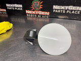 08 - 09 PONTIAC G8 GT FUEL DOOR GAS CAP COVER LID ASSEMBLY WHITE 92213014 #1423
