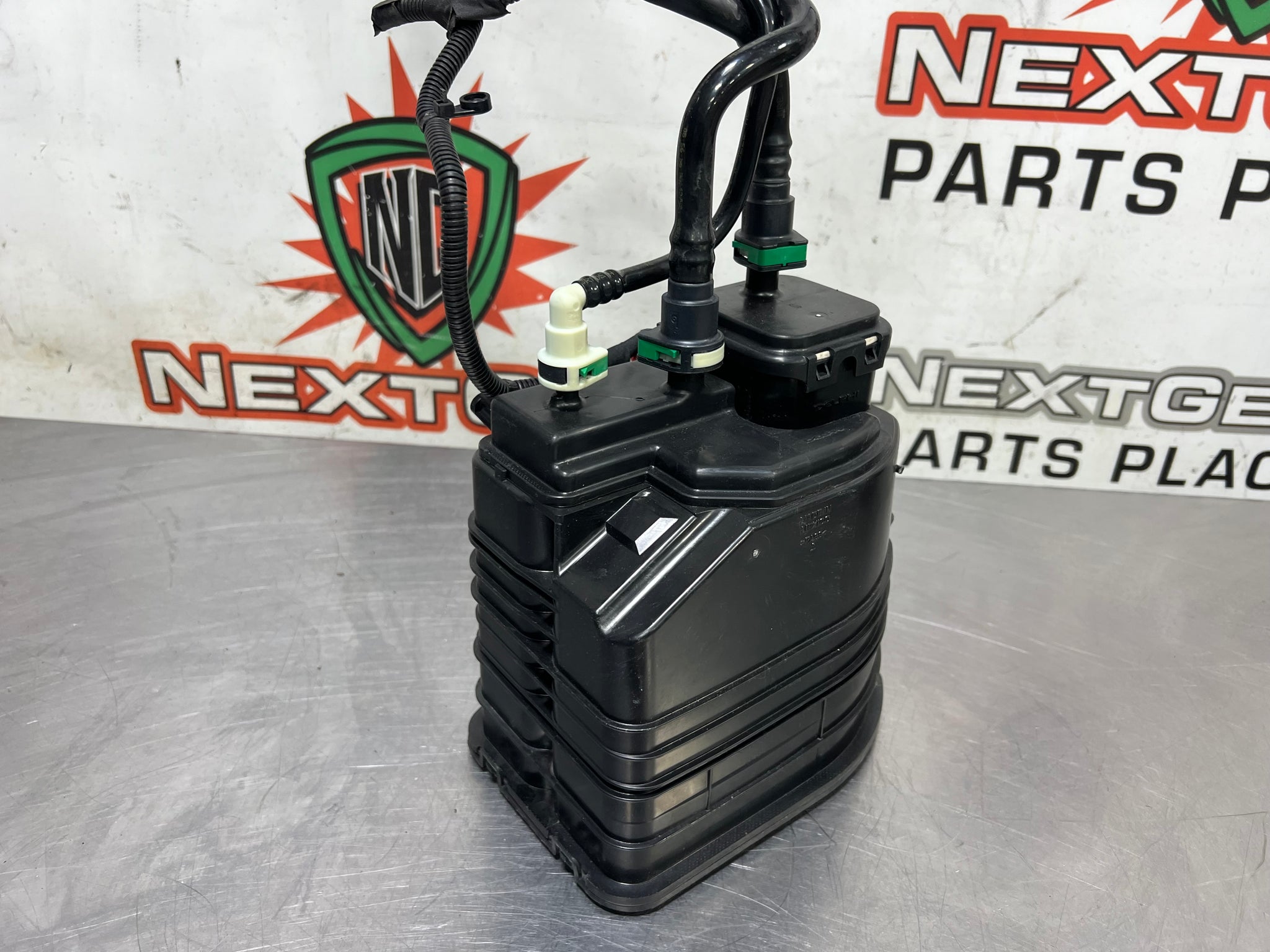 カメリア 2017 CAMARO SS LT1 EVAP CHARCOAL CANISTER W LINES OEM 84082815