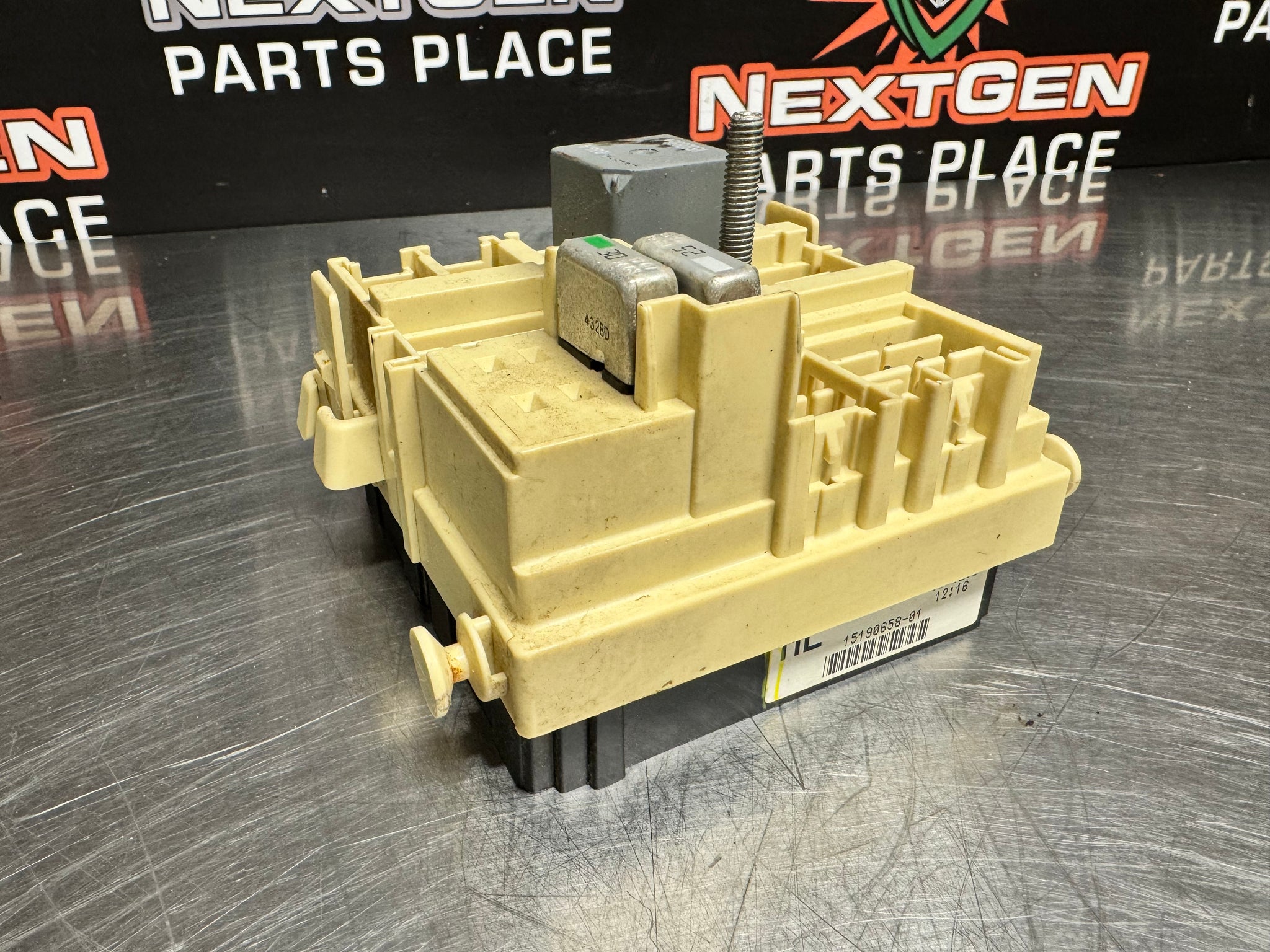 2005 SILVERADO 2500Hd INTERIOR UNDERDASH FUSE BOX 15190658-01 OEM