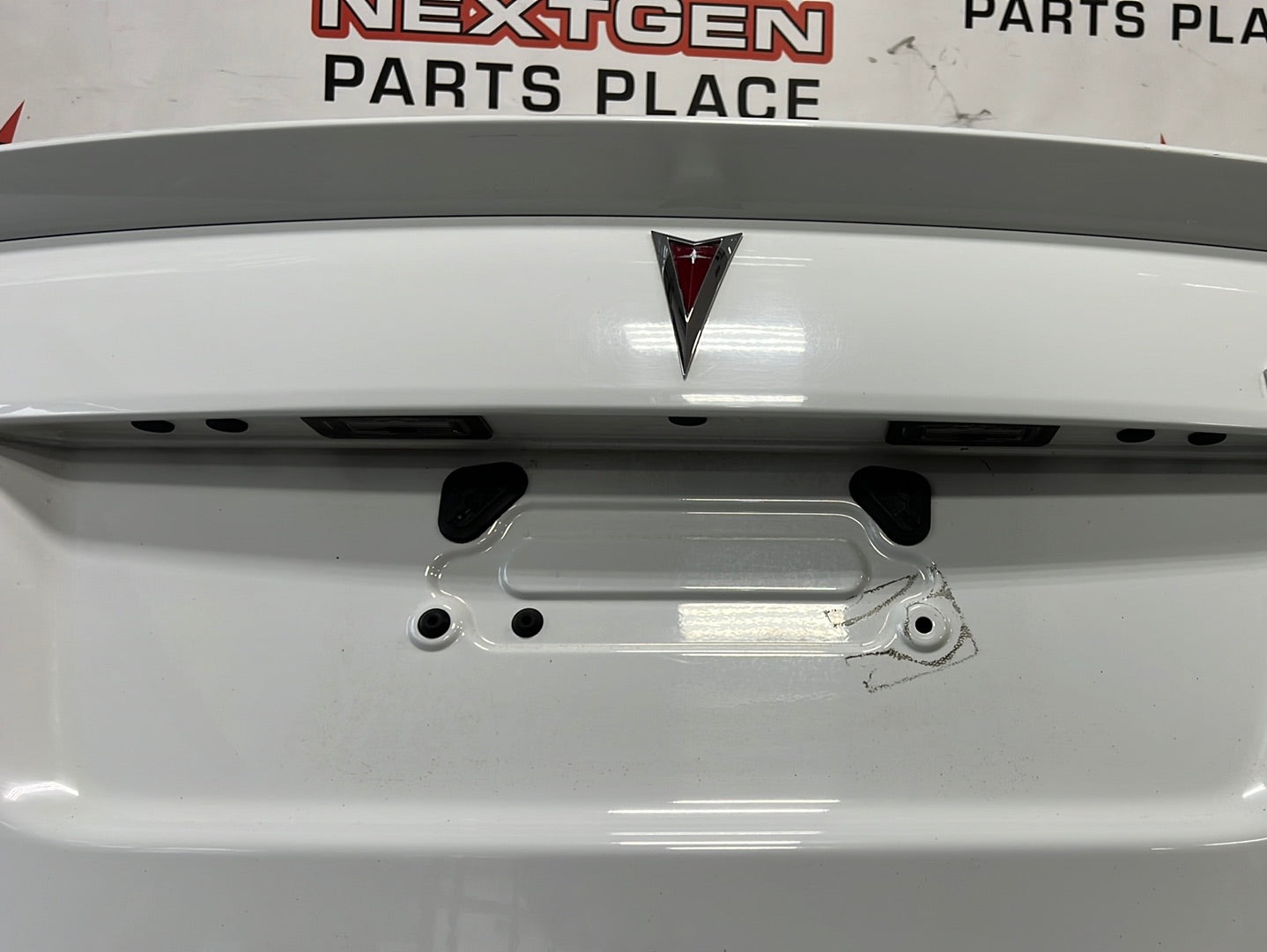 08 09 PONTIAC G8 TRUNK WITH SPOILER WHITE OEM 400 NextGenPartsPlace