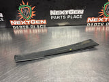 04 -06 PONTIAC GTO EXTERIOR B PILLAR WINDOW TRIM RH SIDE 92093112 OEM #1027