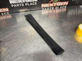 04 -06 PONTIAC GTO EXTERIOR B PILLAR WINDOW TRIM LH SIDE 92093111 OEM #1438