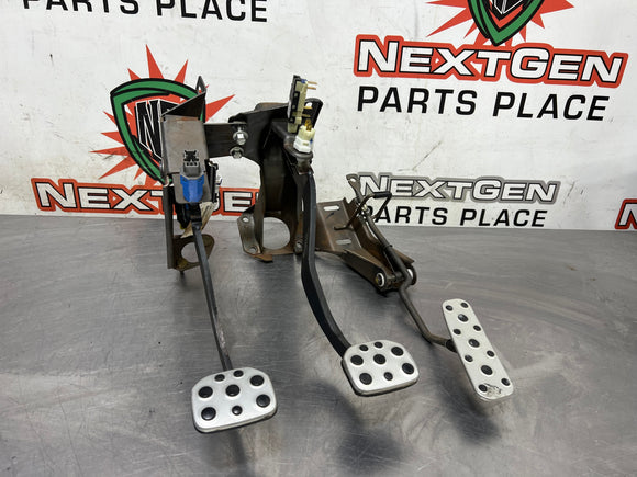 2004 PONTIAC GTO CLUTCH/ BRAKE/ GAS PEDAL ASSEMBLY OEM #620