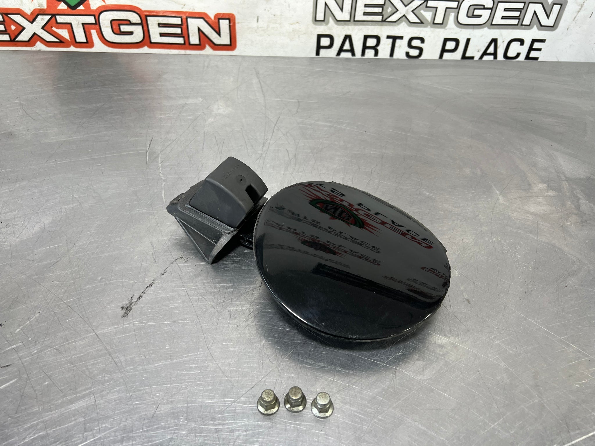 04-06 PONTIAC GTO FUEL GAS DOOR ASSEMBLY BLK OEM 92119899 #620