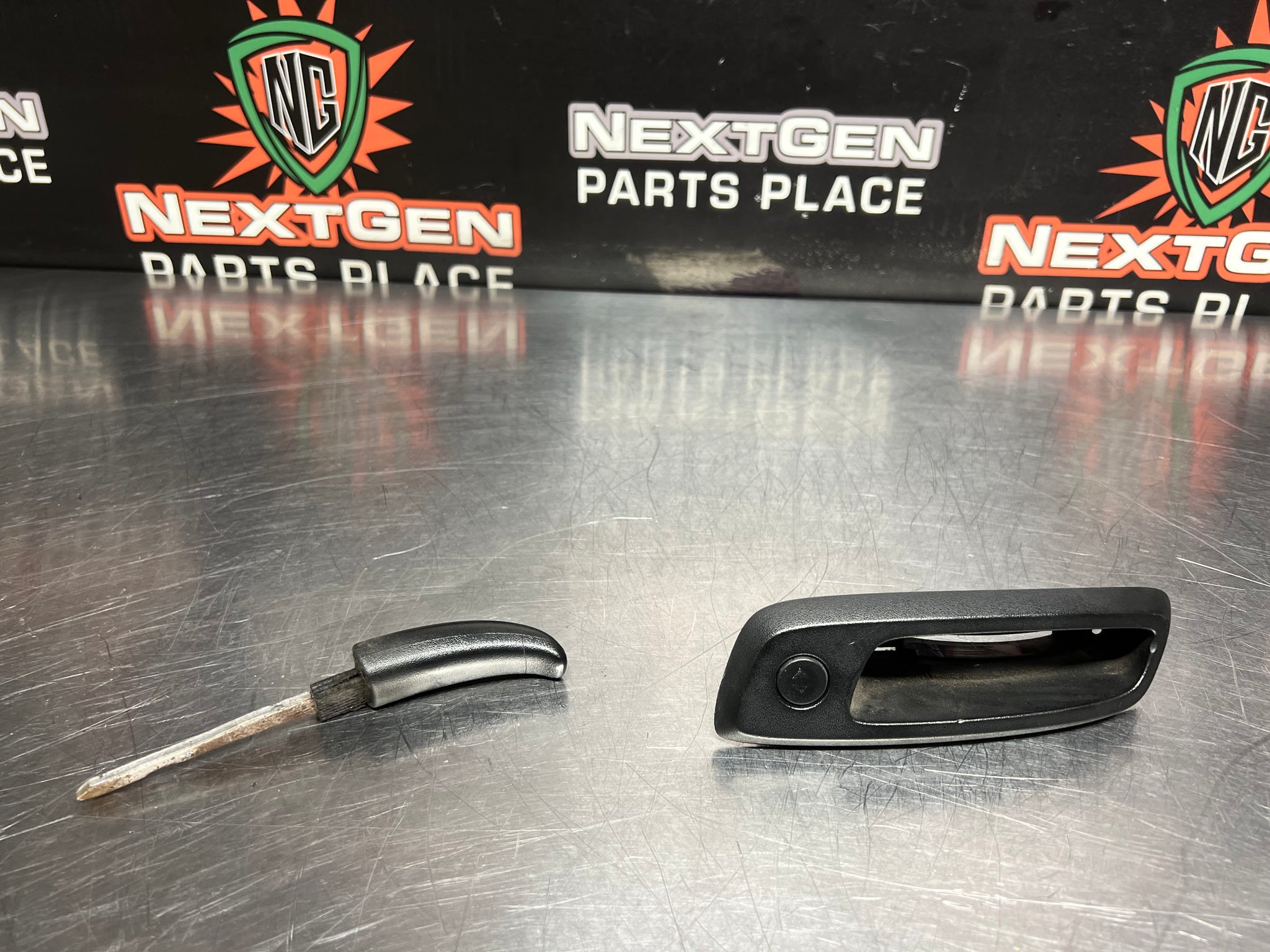 04-06 PONTIAC GTO RH SIDE SEAT RECLINE LEVER OEM #987