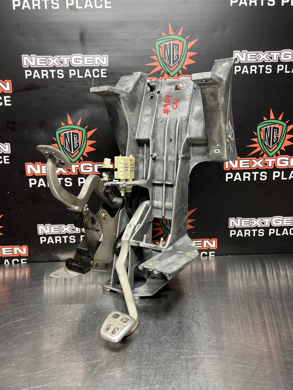 97-04 C5 CORVETTE MANUAL PEDAL ASSEMBLY NO GAS PEDAL 10402879 OEM #969