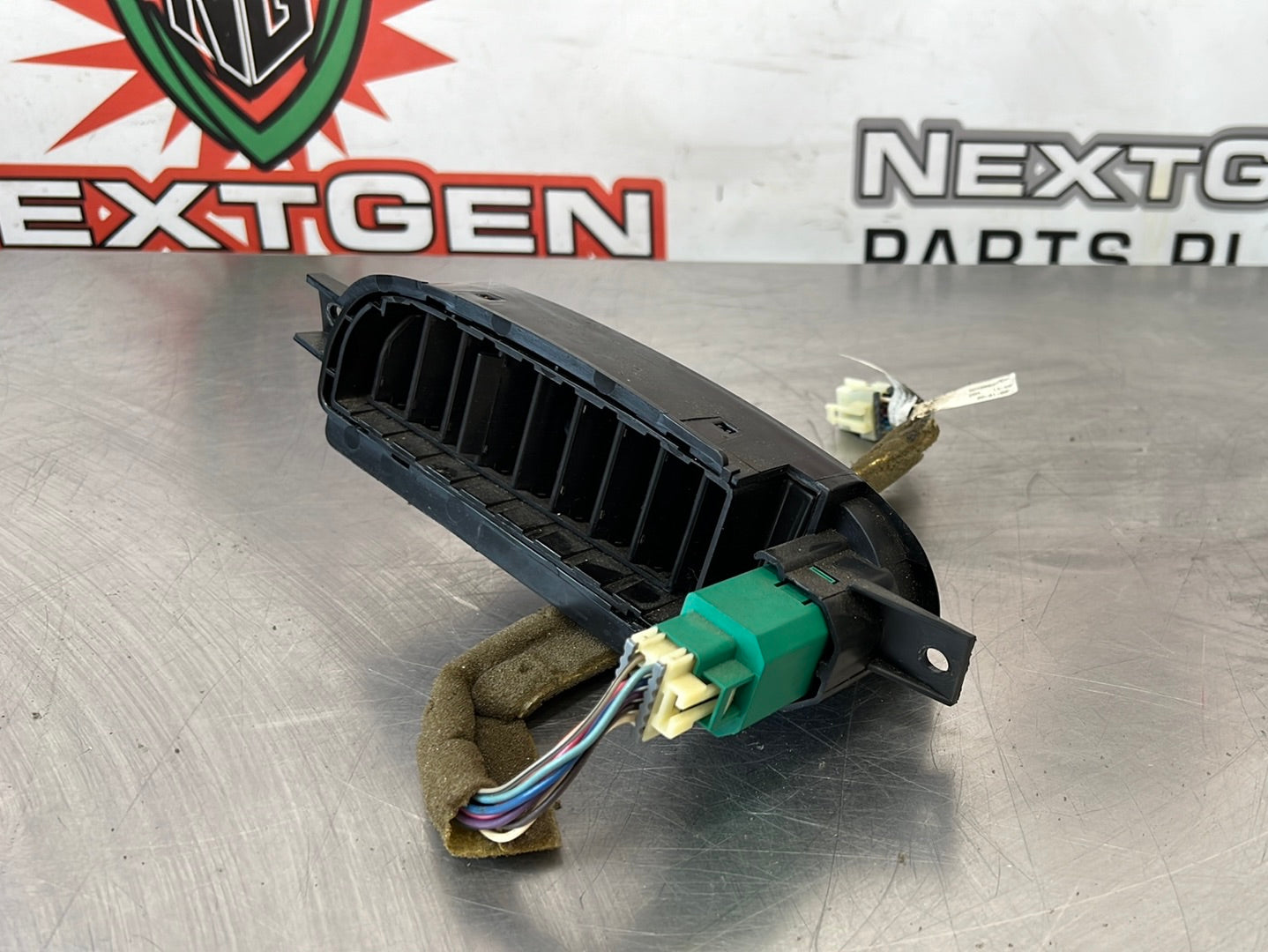 9704 C5 CORVETTE CENTER VENT WITH HAZARD SWITCH OEM 10406514 297