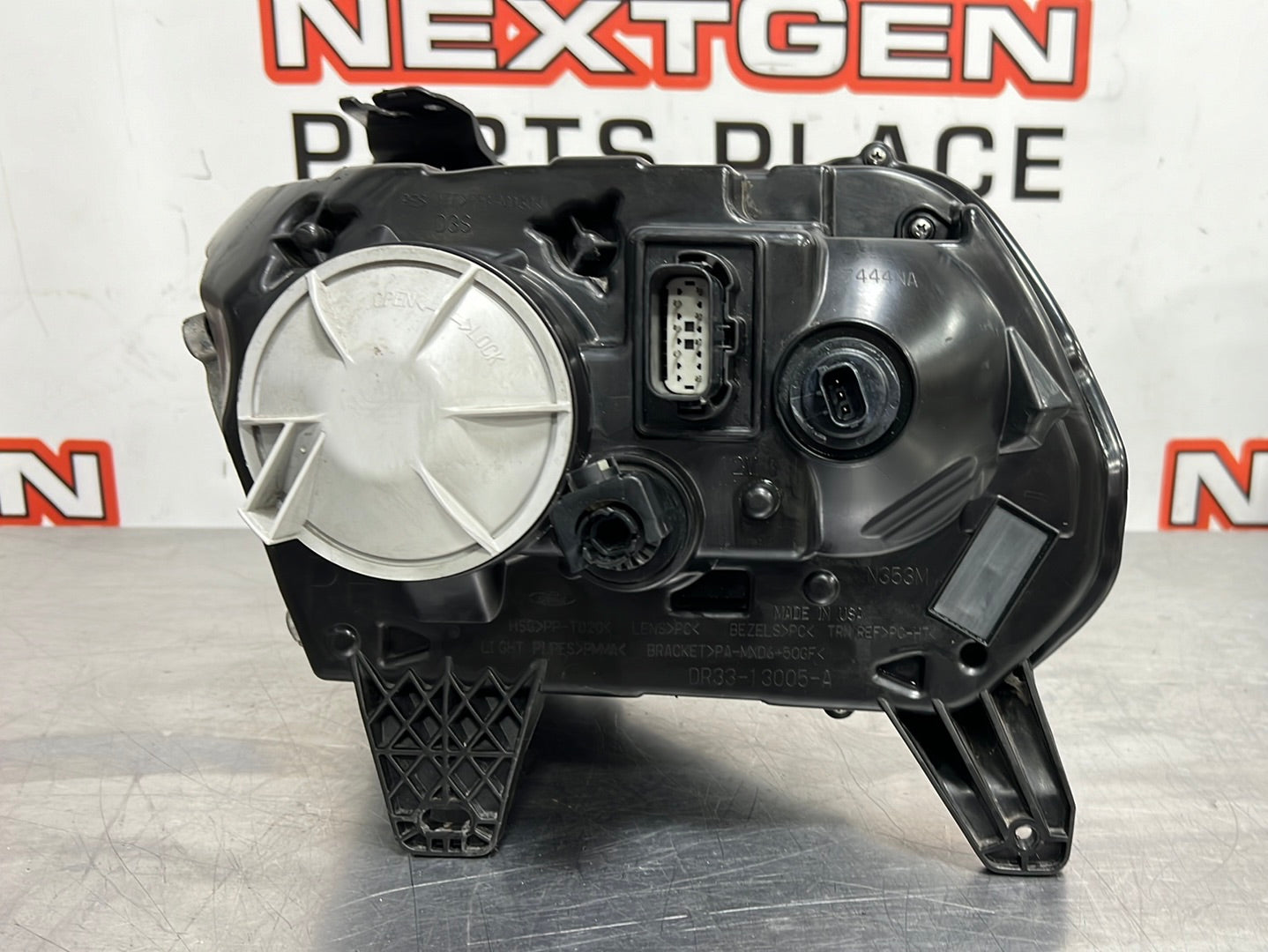 2014 MUSTANG GT RH PASSENGER FRONT HEADLIGHT HID DR33-13005-A OEM