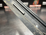 04 -06 PONTIAC GTO EXTERIOR B PILLAR WINDOW TRIM LH SIDE 92093111 OEM #987