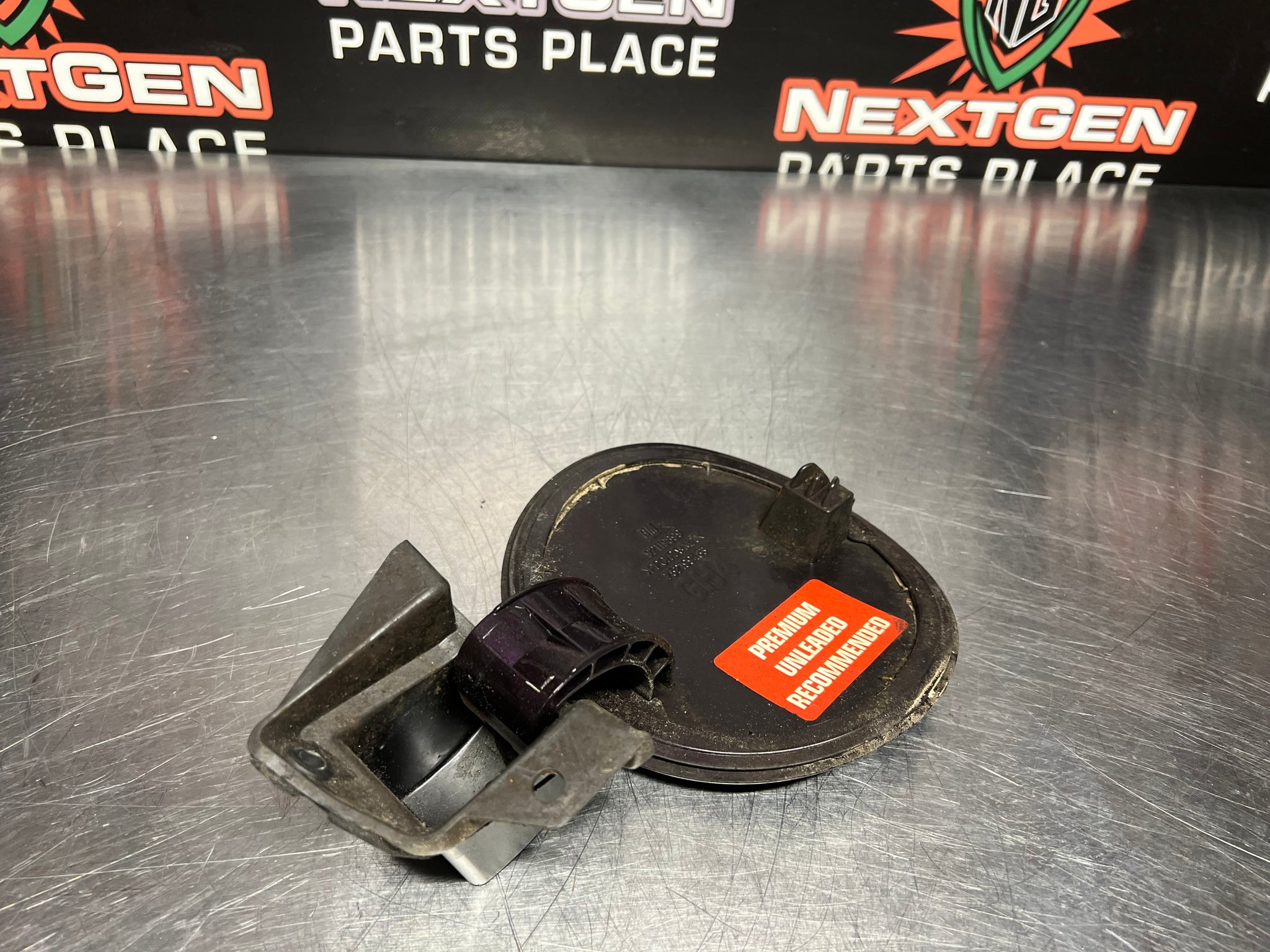 2004 PONTIAC GTO FUEL GAS DOOR ASSEMBLY COSMOS PURPLE OEM 92119899