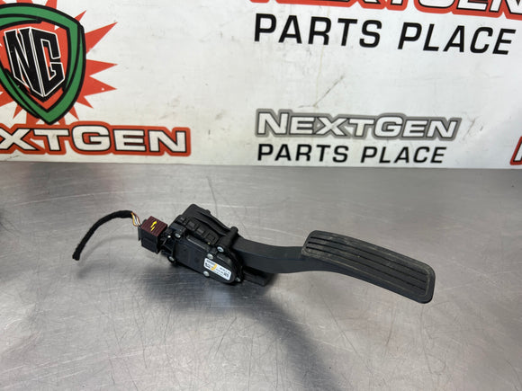 08 - 09 PONTIAC G8 GAS PEDAL OEM 92213646 #556