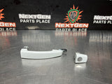 2014 CAMARO SS LEFT FRONT DRIVER EXTERIOR DOOR HANDLE WHITE OEM #1008
