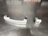 2014 CAMARO SS LEFT FRONT DRIVER EXTERIOR DOOR HANDLE WHITE OEM #1008