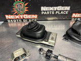 2015 CAMARO SS SHIFTER ASSEMBLY WITH BOOT/ KNOB WHITE STICHING OEM #1450