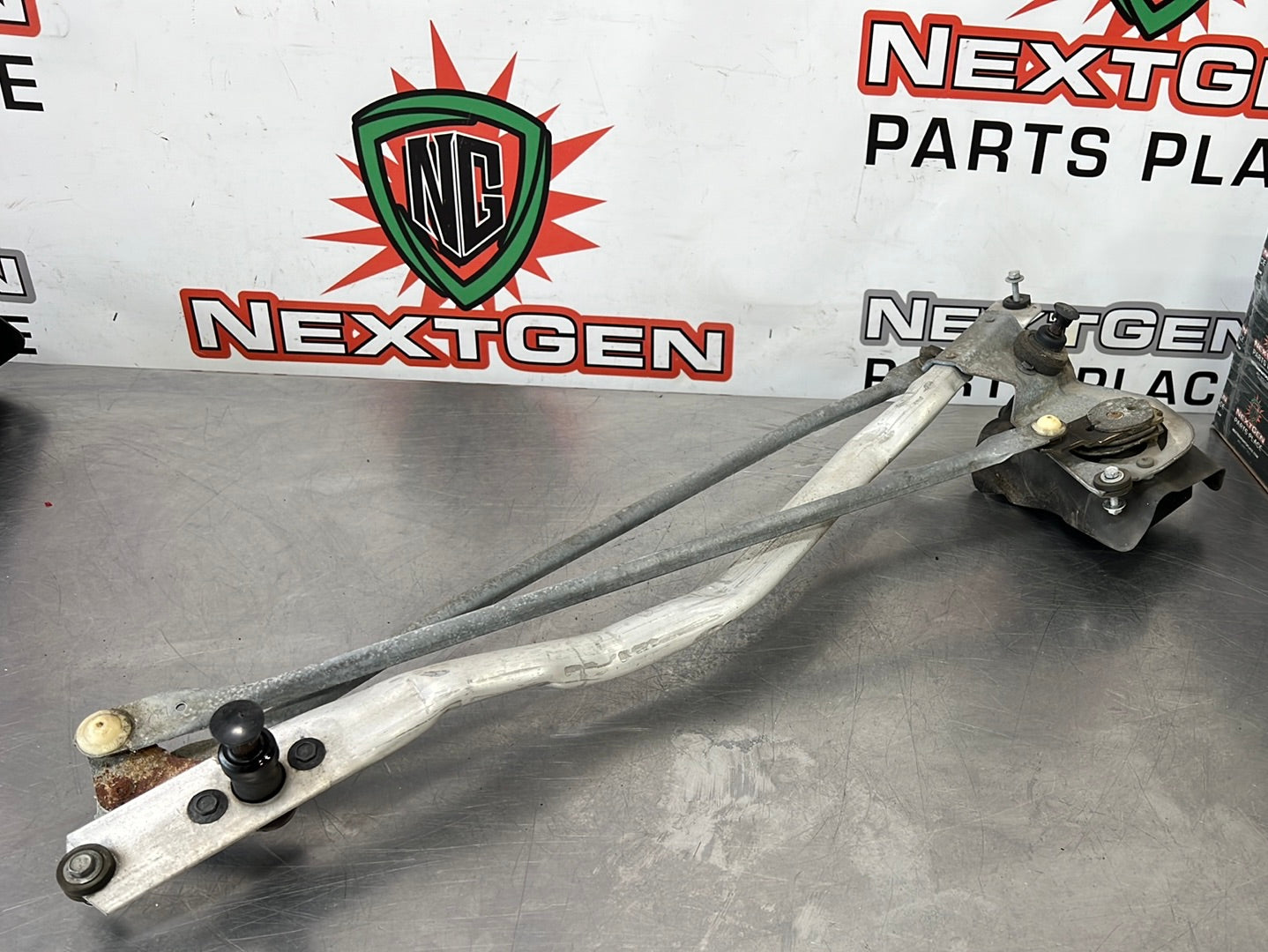 9704 C5 CORVETTE WINDSHIELD WIPER ARM LINKAGE MOTOR ASSEMBLY 24011989