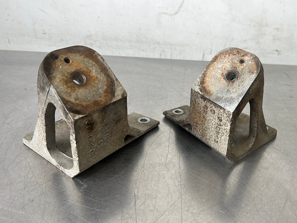 97-04 C5 CORVETTE MOTOR MOUNT BRACKET PEDESTALS 10260642 10260643 #174