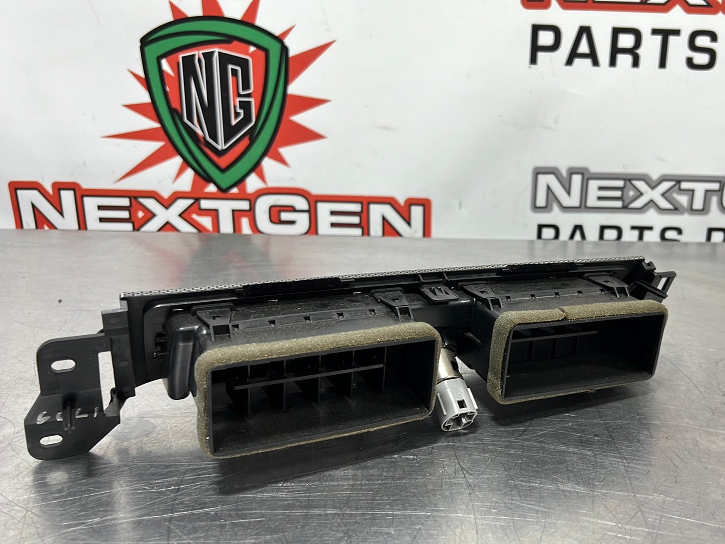 10-14 FORD MUSTANG GT CENTER AC HEATER AIR VENT OEM AR33-19C681-A #261 –  NextGenPartsPlace