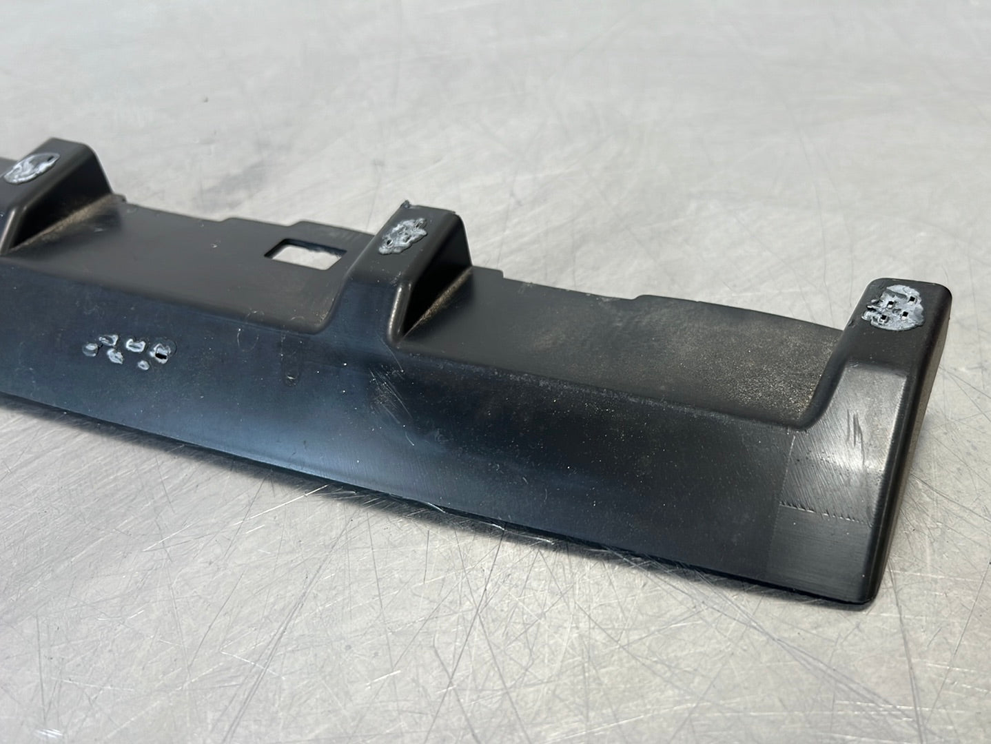 2020 CAMARO LT1 REAR BUMPER CENTER UPPER MOUNTING BRACKET 23174618 