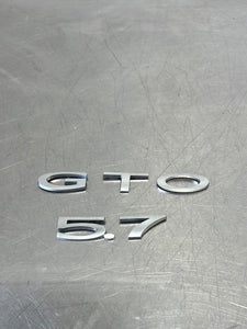 04-06 PONTIAC GTO LICENSE PLATE TRUNK FILLER PANEL GTO 5.7 BADGE EMBLEMS #164