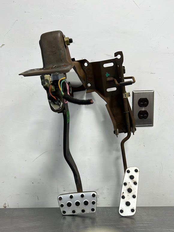 2004 PONTIAC GTO BRAKE/ GAS PEDAL ASSEMBLY OEM #137